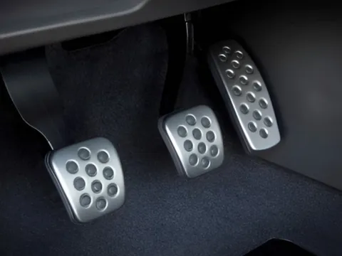 Xe bị kẹt chân côn, cần phải làm gì?