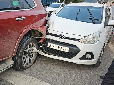Đằng sau những bức ảnh TNGT: Hyundai Grand i10 “lố đà” đâm thủng lốp, bẹp đuôi Ford Everest