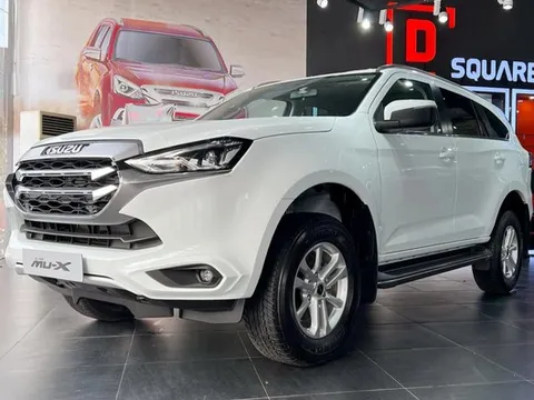 Isuzu mu-X giảm kỷ lục 200 triệu tại đại lý, giá khởi điểm còn 716 triệu, rẻ hơn cả CX-5 và Tucson