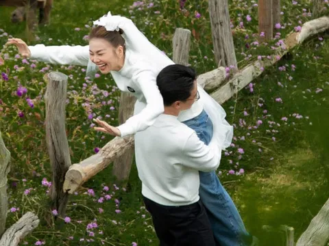 Kỷ niệm 1 tháng ngày cưới, Thanh Hằng quyết định công khai ảnh ông xã nhạc trưởng bế vợ cực hài hước