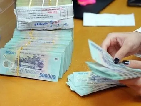 Vì sao rút tiền ngân hàng đừng rời đi ngay?