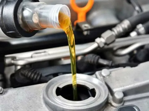 Thay nhớt ô tô cho động cơ xe máy, có nên không?
