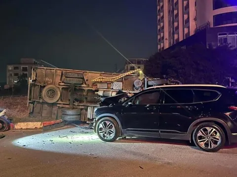 Đằng sau những bức ảnh TNGT: Hyundai SantaFe đâm lật xe tải ở giao lộ