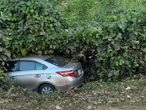 Đằng sau những bức Ảnh TNGT: Mất lái, Toyota Vios chui tọt vào lùm cây