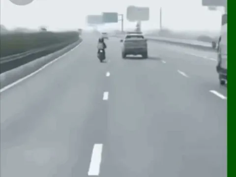 VIDEO: Va chạm xe tuần tra giao thông trên cao tốc, đôi nam nữ thương vong