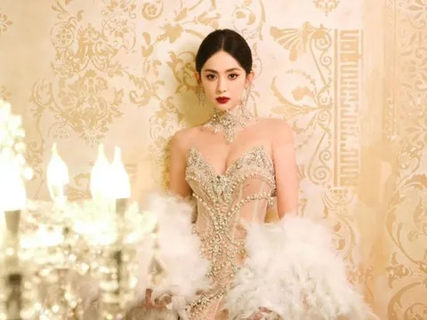 Cổ Lực Na Trát diện váy của NTK Việt, thống lĩnh hot search Weibo với 6,9 triệu lượt tìm kiếm