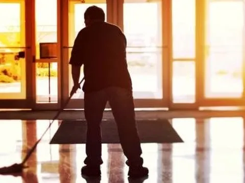 Bí quyết giúp cụ ông thành triệu phú dù chỉ làm bảo vệ: Chăm chơi chứng khoán, kiếm 50 đồng thì đầu tư tới 40 đồng