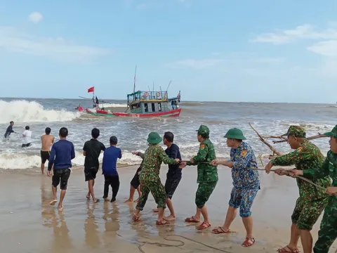 CLIP: Cấp tốc cứu hộ tàu cá mắc cạn khi vào cảng bán ghẹ