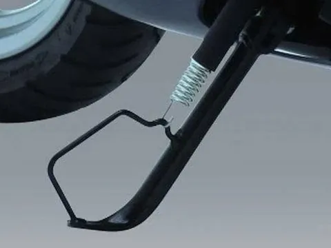 Quên gạt chân chống xe có bị phạt?