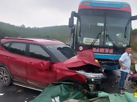 Đằng sau những bức ảnh TNGT: Dừng lại cứu xe bị nạn, KIA Seltos lại bị xe khác đâm