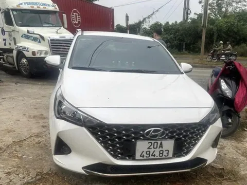 Đằng sau những bức ảnh TNGT: Hyundai Accent bị đâm bẹp đuôi do tài xế công-ten-nơ không quan sát