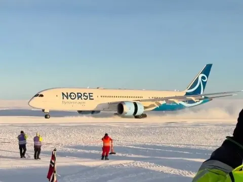 Video máy bay lớn nhất hạ cánh xuống Nam Cực