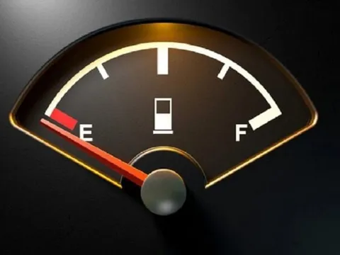 Kim xăng về mo, ô tô thực sự còn đi được bao xa?