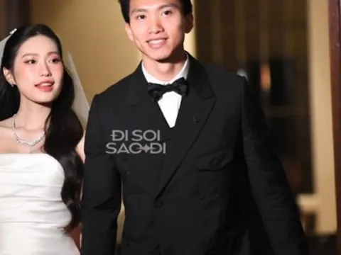 Cô dâu Doãn Hải My xuất hiện với visual đỉnh cao, nắm chặt tay Đoàn Văn Hậu bước ra lễ đường