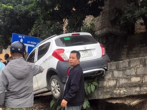 Đằng sau những bức ảnh TNGT: Nhầm số lùi, VinFast Fadil gãy bánh sau, treo mình trên dốc cao