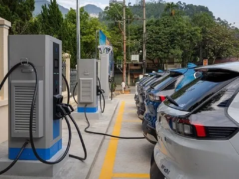 Sạc xe điện ngoài trời mưa có an toàn?