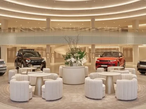 Sướng như người mua Land Rover tại Việt Nam: Xem nghệ thuật, lên cấu hình, chốt đơn từ trên cao, có quầy bar riêng phục vụ