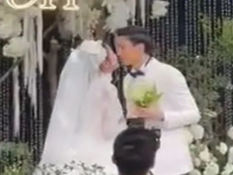 Đoàn Văn Hậu trao nụ hôn ngọt ngào cho Doãn Hải My, cô dâu rưng rưng khi bố chồng phát biểu