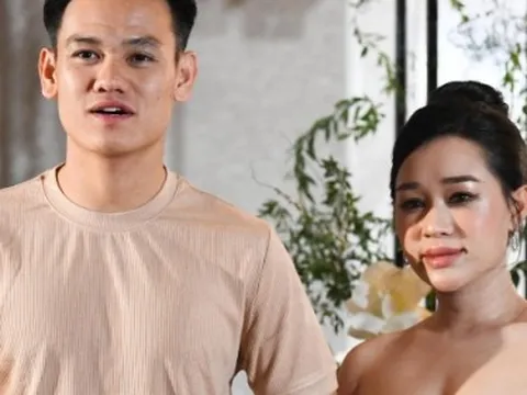 Hé lộ tiền mừng cưới Đoàn Văn Hậu của vợ chồng Hồ Tấn Tài, nhan sắc nàng WAG gây chú ý