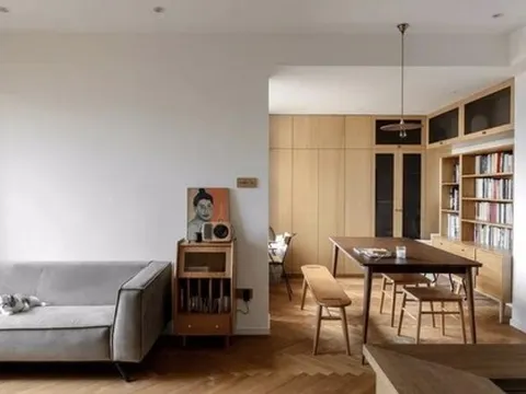 Cuộc sống về hưu đáng mơ ước: Xây nhà với nội thất gỗ tiện nghi, không phụ thuộc con cái