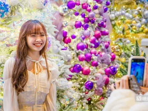 Phố Hàng Mã lung linh sắc màu trước thềm Giáng sinh