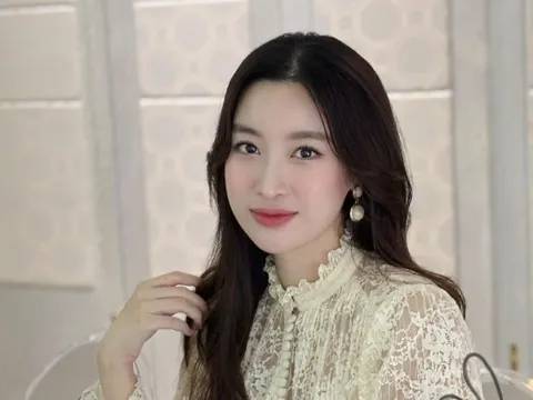 Hoa hậu Đỗ Mỹ Linh khoe ảnh "bà mẹ bỉm sữa", ông xã thiếu gia bình luận thật bất ngờ
