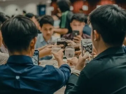 Vì sao nhiều người không nói chuyện trong nhóm lớp cũ, không đi họp lớp nhưng cũng không rời nhóm trò chuyện?