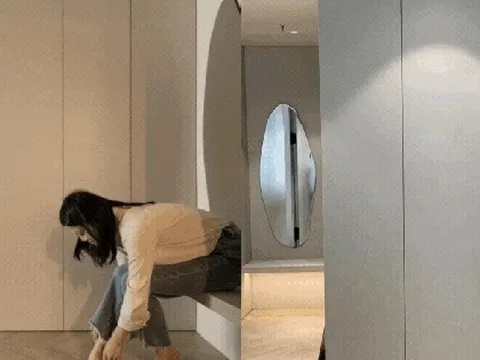 Căn nhà 45m2 nhưng có đến 2 phòng ngủ, dùng nội thất đen trắng khiến không gian rộng bất ngờ