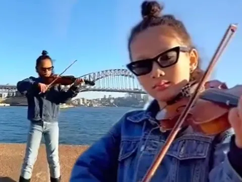 Bé gái chơi violin "đỉnh" như nghệ sĩ nhưng ông bố mới chiếm "spotlight": Phía sau đứa con giỏi giang là gia đình thấu hiểu