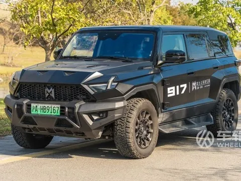 Mẫu SUV này hầm hố hơn Hummer, mạnh hơn nhiều siêu xe, tích hợp drone điều khiển bằng... miệng giá gần 340 triệu