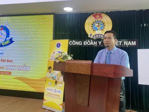 Thấy con 3 tuổi chưa biết nói, bố mẹ hốt hoảng đưa đi khám, ngỡ ngàng khi biết nguyên nhân