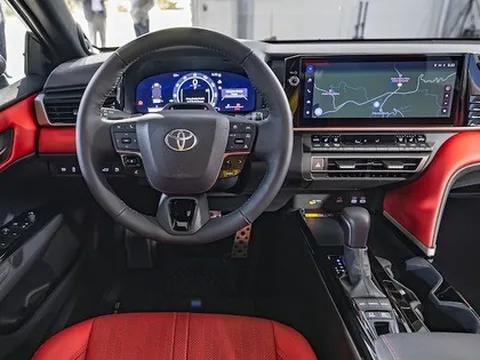 Báo Mỹ đánh giá nội thất Toyota Camry 2025: 'Hiện đại, dễ dùng, không còn cảm giác bị cắt trang bị với bản thấp'