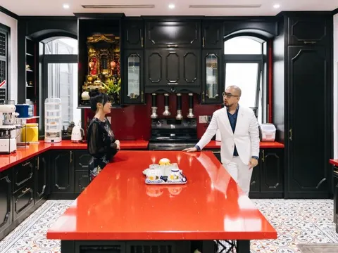 Bên trong phòng bếp nhà đại gia Minh Nhựa có cả bình hoa mà hội chị em "chao đảo", giá gần 50 triệu đồng