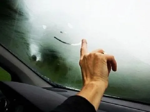 Cách xử lý khi kính ô tô bị mờ sương