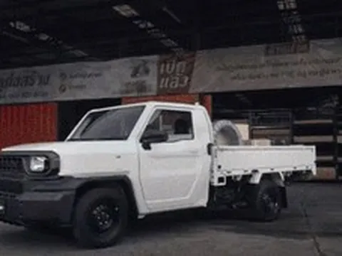 Toyota Hilux Champ khoe khả năng 'biến hình' đủ kiểu: Từ nhà, cửa hàng di động đến... xe thể thao cho dân chơi