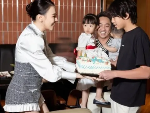 Subeo thay mặt Cường Đô La làm điều này trong sinh nhật mẹ kế, biểu cảm của Đàm Thu Trang đã nói lên quan hệ của hai mẹ con
