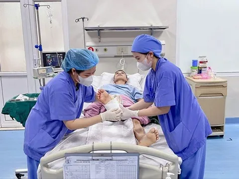 Người đàn ông làm cỏ bị cắt gần đứt lìa bàn chân