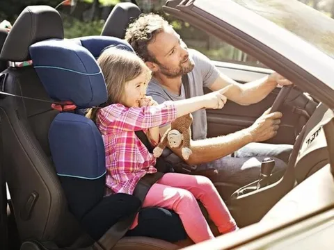 Tại sao trẻ em ngồi ghế trước ô tô gây nguy hiểm?