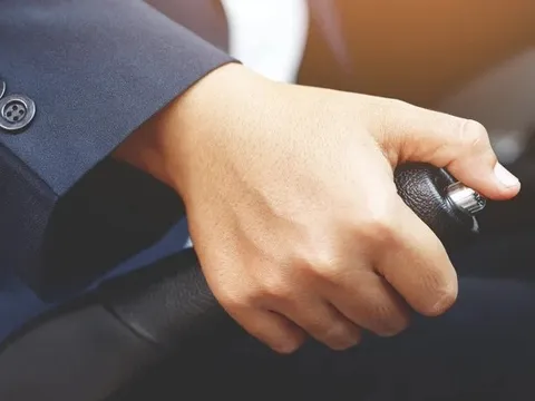 5 thói quen lái xe phổ biến có thể làm hỏng xe của bạn