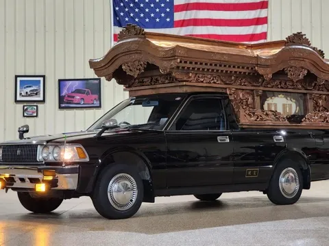 Độc lạ Toyota Crown độ của thợ Nhật: Trang trí bằng 12 con giáp, không ai dám dùng 'phụ kiện' đi kèm