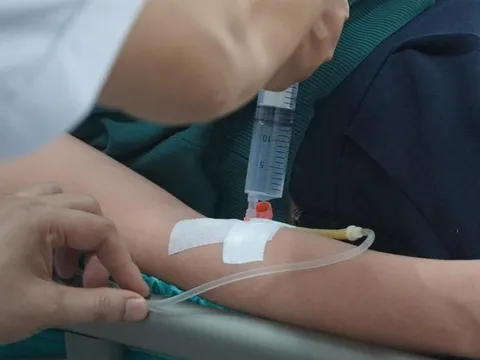 Sốc phản vệ độ 3 sau khi uống kháng sinh, ăn phở