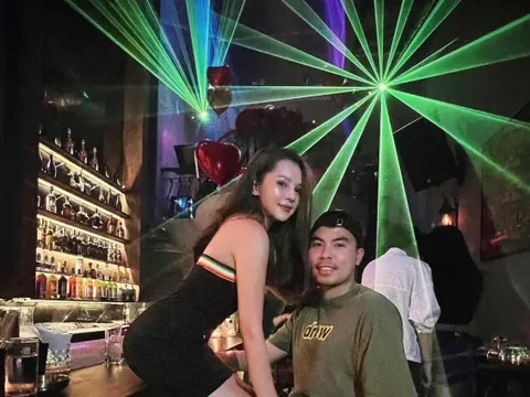 Nữ giám đốc nóng bỏng "đổ" chàng cầu thủ kém tuổi qua mạng: Ban đầu giấu kín, giờ được chiều như em bé!