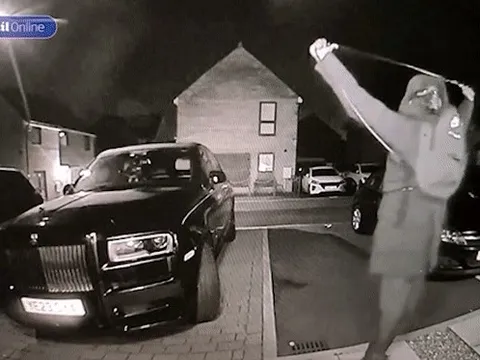 Camera ghi cảnh kẻ lạ mặt giơ tay lên trời như làm phép, lát sau lấy trộm 1 chiếc Rolls-Royce