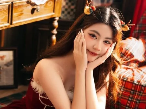 Con gái út nhà MC Quyền Linh khoe vai trần nõn nà đón Giáng Sinh