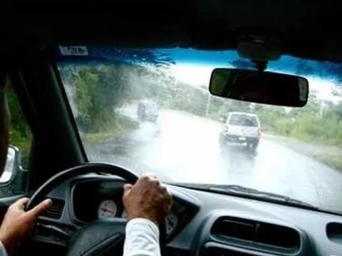 Các tính năng hữu ích giúp tài xế lái xe trời mưa