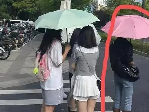 Bức ảnh chụp trộm trong trường ĐH bất ngờ viral khắp mạng: Khi "bóng lưng của một người cũng tiết lộ gia cảnh"