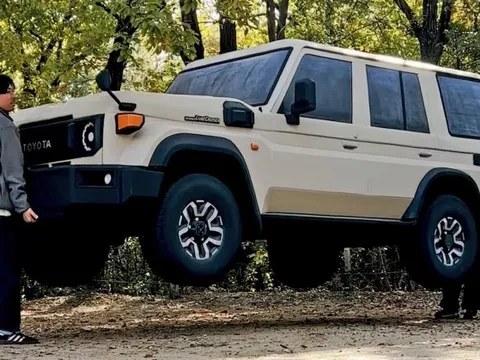 Ảnh 2 người nhấc bổng chiếc Toyota Land Cruiser gây sốt nhưng đây mới là sự thật