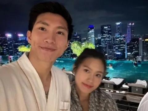 Đoàn Văn Hậu cùng Doãn Hải My tình tứ nơi bể bơi vô cực lớn nhất thế giới, tiếp tục có hành động chứng minh độ "cuồng" vợ