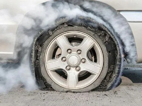Cách xử lý an toàn khi ô tô bất ngờ nổ lốp
