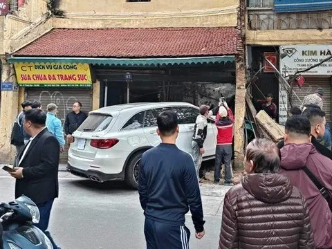 Clip TNGT: Mercedes-Benz GLC đâm đổ nhà cổ trên phố Hàng Bạc